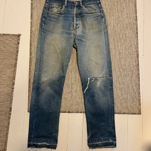 Vintage Levi’s 501 - Väldigt gamla Levi’s i modellen 501 som sitter straight 🙌 helt sjuka fades, väldigt ovanligt att hitta. Finns lagning mellan benen annars väldigt bra skick. Strl 32 men kan passa mindre 🙌