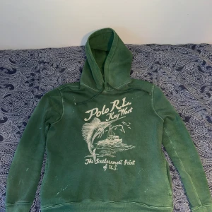 Polo Ralph Lauren hoodie - Nu säljer vi denna riktigt eftertraktade R.L polo Ralph Lauren hoodien i ny skick!| Hoodien är storlek M men passar lite olika från person till person!| Går att testa autenticiteten genom att scanna qr koden som visat i bild! Skriv vid minsta lilla🙌!