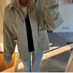 Jeansjacka grön  - Trendig jeansjacka från Zara i storlek S. Köpt förra sommaren och är i bra skick! Tveka inte att kontakta för fler frågor💗💗