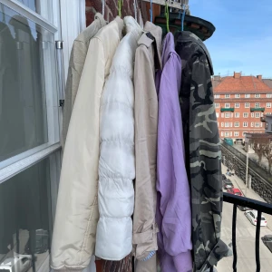 VÅRJACKOR  - Fem olika jackor och en trenchcoat i olika modeller, material, märken  och storlekar och priset förhandlingsbart.                              Intresserad - hör av dig så berättar jag mera 