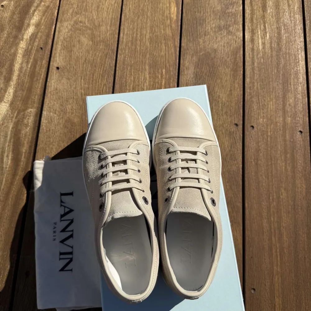 Snygga beigea sneakers från Lanvin | Knappt använda så skicket är som nya | Säljer pga för små | Pris 3350 kr | Storlek 42 | Box & Dust bag samt nya skosnören ingår | Köpta på Care of Carl. Skriv vid fler frågor eller bilder🙌 . Kengät.