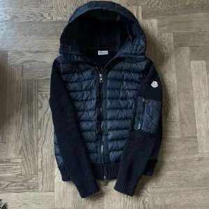 Moncler cardigan  - Snygg jacka, haft på mig den ett år ggr men den ser frf bra ut, kan även tänka mig byta mot en likadan utan luva, ta för er gott folk!!