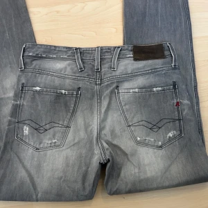 Replay anbass Jeans - Replay anbass jeans som jag ej finnar några fel med. Storlek W30/34 🚨OBS🚨Vid minsta lilla fråga är det bara skriva svarar snabbt även går det att sänka pris vid en snabb affär🫡