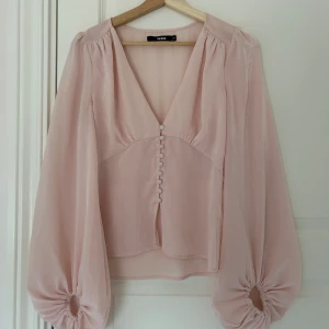 Blus - Rosa blus från BikBok i nyskick, knappt använd 💕