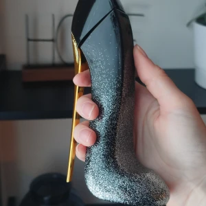 Carolina Herrera Good Girl EDP Supreme - Carolina Herrera Good Girl EDP Supreme. 80ml. A beautiful perfume in the shape of a shoe. Lovely as display. The perfume is new, sprayed 1 time. This is a rare discontinued scent. A wonderful oriental floral scent. Top notes are Forest Fruits and Egyptian Jasmine; middle notes are Tonka Bean and Tuberose; base note is Vetiver.