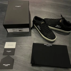 Yves Saint Laurent Låga Sneakers - Hej, säljer nu mina sprillans nya Yves Saint Laurent låga sneakers. Skorna säljs pga dem inte kommer till använding. Alla tillbehör som syns på bilderna medföljer vid köp. Vid minsta lilla fundering skriver man bara privat!