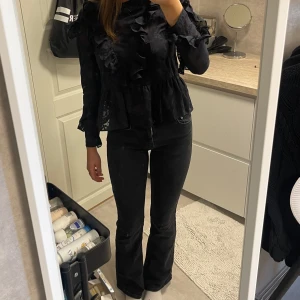 Svarta bootcut jeans - Ett par svarta bootcut jeans från Ginatricot i storlek 34, sparsamt använda