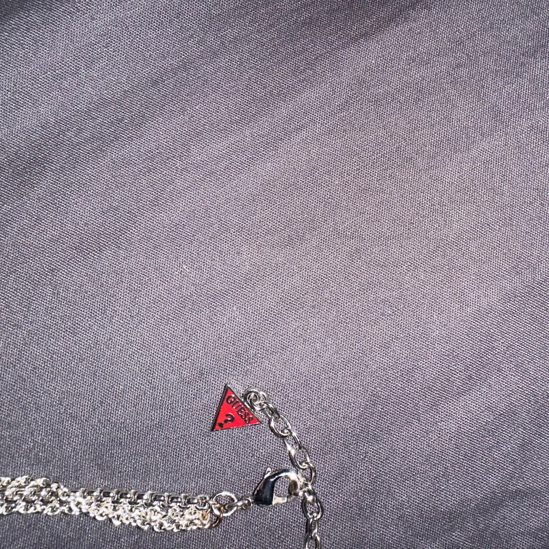 Silverfärgat halsband med hjärtberlock från Guess - 1