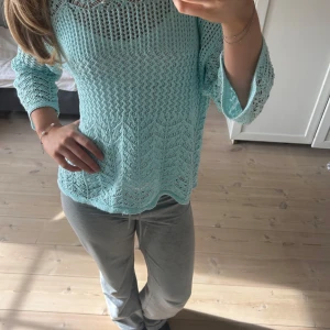 Turkos stickad/virkad tröja - Knappt använd, med trekvarts ärmar