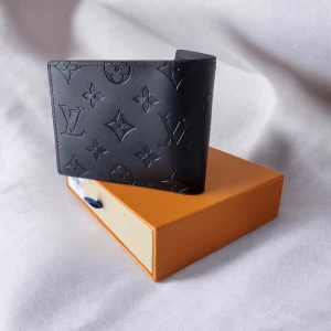 Svart plånbok  - Snygg svart plånbok! Om ni undrar något hör av er!