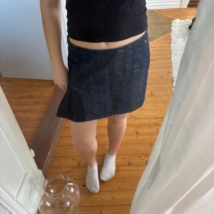 Jeans kjol - Säljer denna snygga jeans kjol!!😍😍 Vet tyvärr inte storleken men den passar än 36-38!