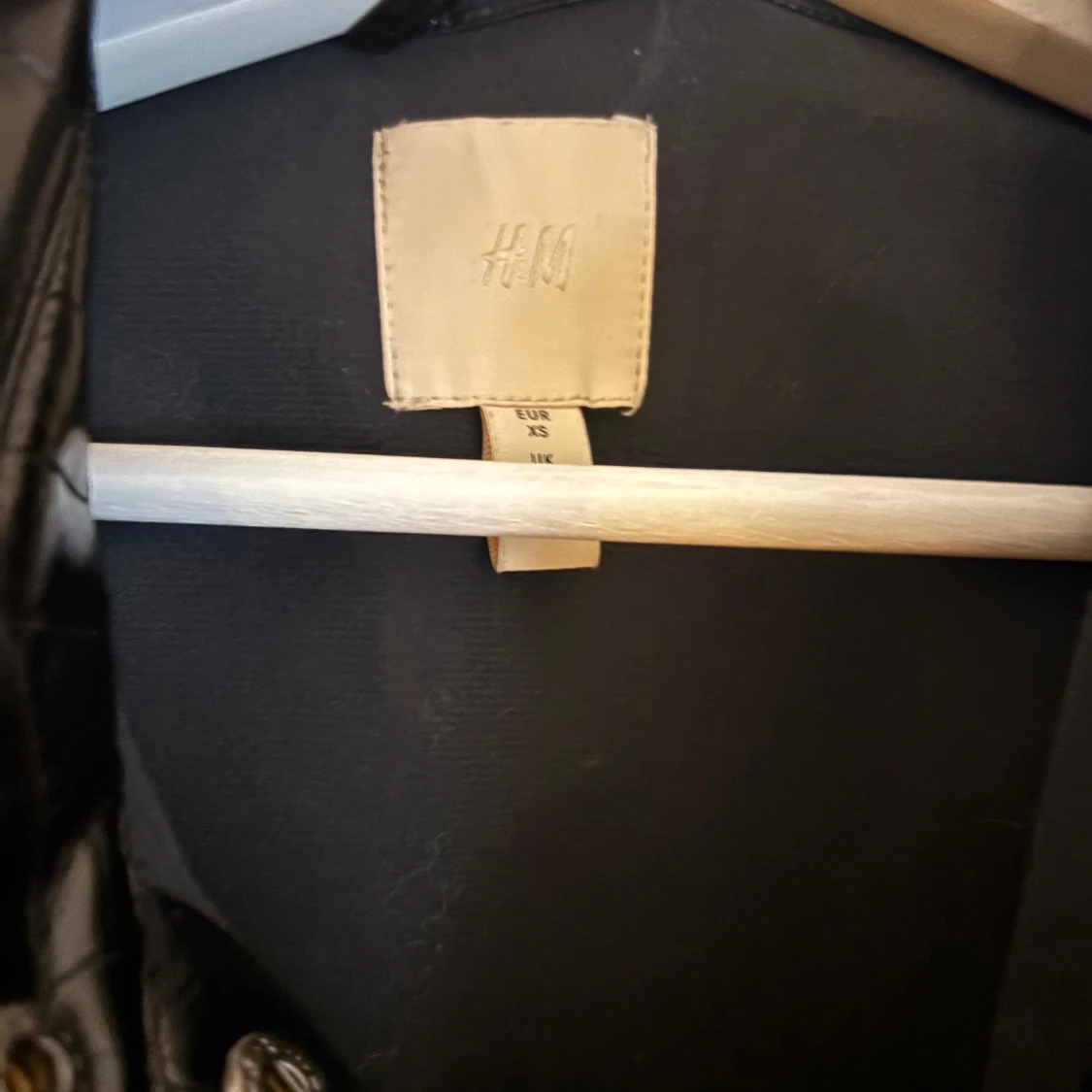 Svart skinnjacka från H&M - 3