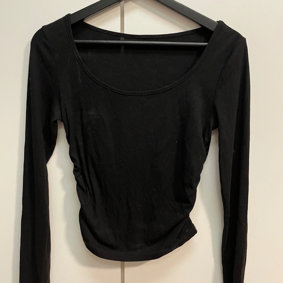 Svart ribbad långärmad topp