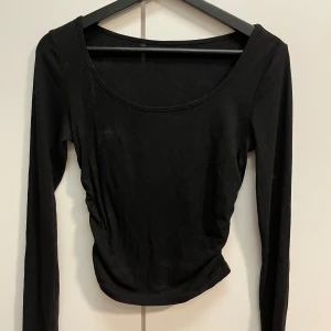 Svart ribbad långärmad topp - En svart ribbad topp med långa ärmar. Använd men är i fint skick 