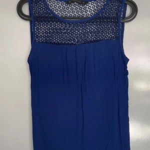 Blå ärmlös topp från Zara Basic Small - Snygg blå ärmlös topp från Zara Basic med ett dekorativt spetsmönster upptill. Perfekt för en stilren look. 🌀