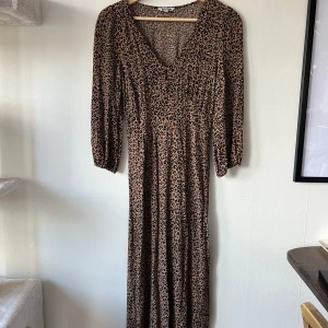 Leopardmönstrad klänning från Indiska - Säljer en leopardmönstrad klänning från Indiska i storlek XS. 