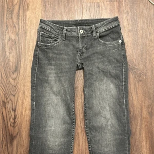 Lågmidjade gråa jeans - Snygga grå jeans med en broderad design på bakfickan. Sytt dom vid benen med det är bara att fålla ner dom om det behövs, mått finns bara att fråga💗vid snabb affär kan priset sänkas