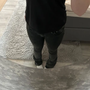 Svarta/gråa jeansbyxor - Snygga svarta jeansbyxor med en klassisk design. Perfekta för en stilren look. Allmänt bra skick men är lite skada ner till(inte mycket)🥰