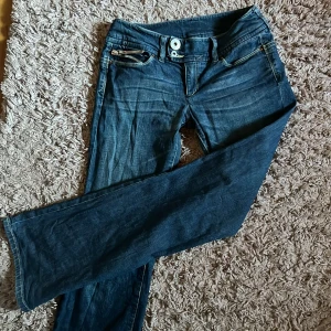Mörkblå jeans från Diesel - Snygga mörkblå jeans från Diesel med låg midja och dragkedja vid fickan. Perfekta för en casual look. Tillverkade i bomull med en liten del elastan för extra komfort. Storlek 27 vilket motsvarar xxs ungefär, jag är 160 och dem är lite för korta för mig. Nypris 1299kr mitt pris 500kr  Pris går att diskuteras💞skriv vid funderingar💓