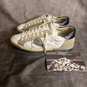 Philippe model sneaker - Mycket fint skick | Size  44 | Följare får 100 kr rabbat | fraktar spårbart inom 24 timmar med PostNord eller instabox | philippe model kortmedföljer