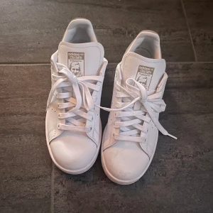 Vita Adidas Stan Smith sneakers - Säljer mina så snygga Stan Smith skor som är i väldigt bra skick. Jag har använt dom cirka tre gånger. Säljer pågrund av att dom inte kommer till användning. Nypris 1200kr