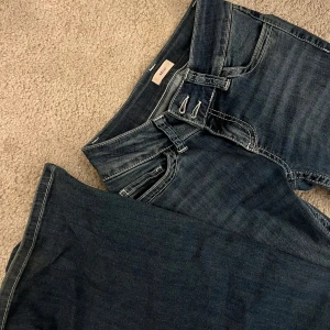 Nelly jeans - Nelly jeans blåa bootcut lågmidjade inga defekter säljer då de inte kommer till användning längre 