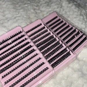 Svarta lösögonfransar i set - Säljer ett set med svarta lösögonfransar i tre rosa förpackningar. Perfekta för att skapa en dramatisk look med fylliga och långa fransar. Varje förpackning innehåller flera rader av fransar som är lätta att applicera. 60D