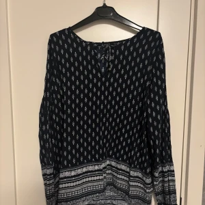 Mönstrad blus från Esmara - Säljer en snygg blus från Esmara i mörkblått med vitt mönster. Blusen har långa ärmar och ett knytband vid halsen. Perfekt för våren och sommaren. Storleken är 42 men är väldigt liten i storlek så skulle att den är ca 38. Skriv till mig om ni har frågor. Pris kan diskuteras!💗