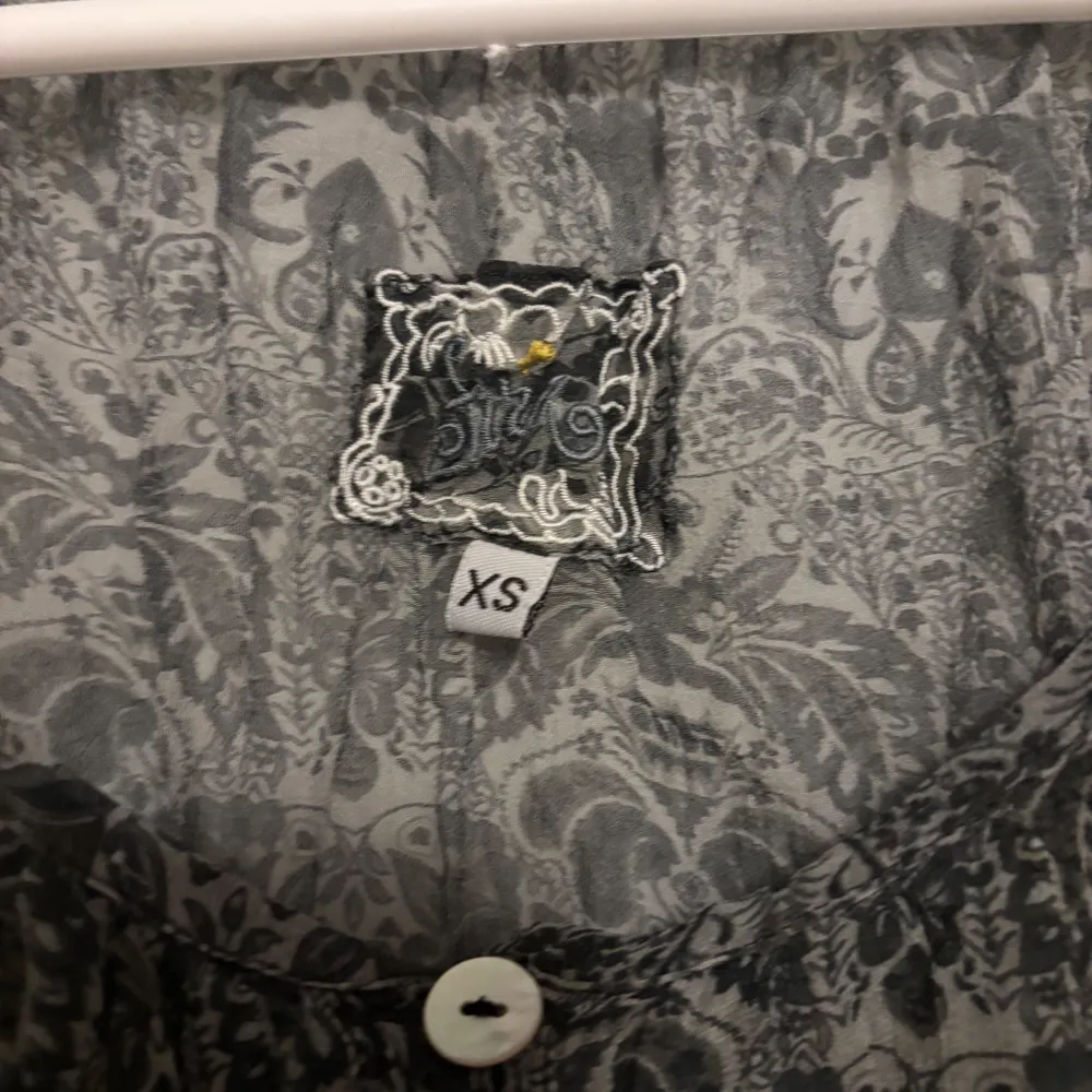 Säljer en fin grå blus från Odd Molly med blommigt mönster. Blusen har långa ärmar och knappar framtill. Perfekt nu till sommaren. Pris kan diskutera!💗. Puserot.