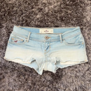 Lågmidjade jeansshorts  - Säljer dessa jätte snygga unika Lågmidjade jeansshorts från hollister, perfekt nu till sommaren!! Midjan är 37/38cm rakt över! Hör av er vid frågor!🌼💛