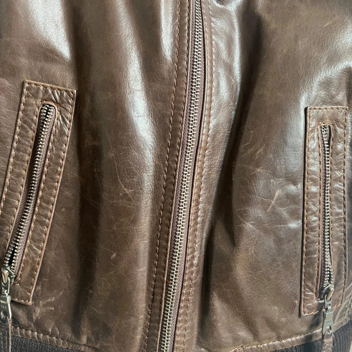 Brun skinnjacka med dragkedja - 2