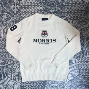 Morris - Stickad Tröja  - Säljer en stilren krämvit tröja från Morris! | Mycket fint skick! | Stl: M | Perfekt nu under våren! | Längd: 67 cm | Bredd: 48 cm | Vid frågor eller funderingar finns jag i DM! 📩Mvh CVB Closet