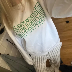 sweatshirt med text - snygg vit sweatshirt med grön text. strl S från gina mycket sparsamt använd. 