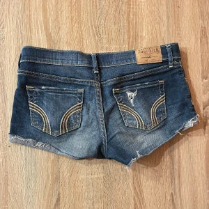 Blå jeansshorts från Hollister - Snygga blå micro jeansshorts från Hollister med slitna detaljer och fransar.  ☀️