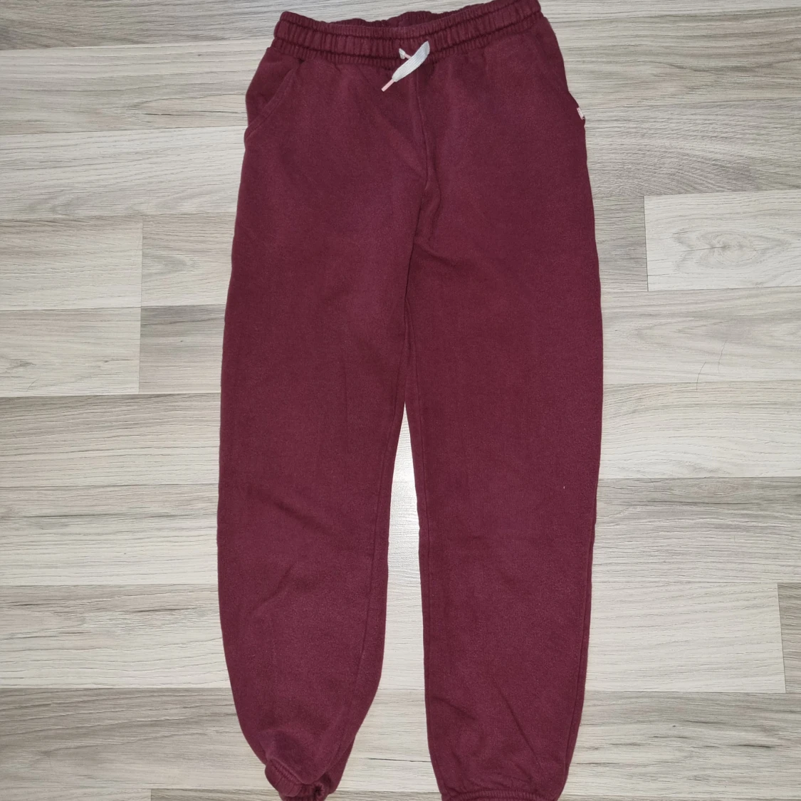 Vinröda mjukisbyxor från H&M