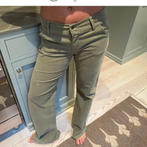 Byxor - Skit snygga byxor ifrån Design By Si i storlek XS Regular length. Helt nya med prislapp! Nypris 605kr. Bilderna är tagna ifrån hemsidan, skriv om ni vill ha fler bilder!