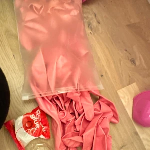 Ballong båge kit rosa - Dekorera festen med denna magiska ballongbåge som består av 100 stycken ballonger i olika storlekar i rosa färg. Ballongbågen monterar du själv ihop efter eget tycke och smak med hjälp av den medföljande tejpen. Du kan även välja att dekorera ballongbågen ytterligare med egna dekorationer i form av färska blommor eller andra dekorationer som passar temat på kalaset! Häng upp ballongbågen över buffébordet, presentbordet, i taket eller i en dörröppning för en riktigt festlig stämning på alla typer