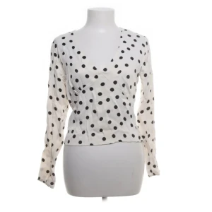 Blus - Säljer en prickig blus från Mango i stl S. Köpt via Sellpy och har en liten fläck, men den är inte speciellt synlig. Tyvärr passade den inte mig❤️