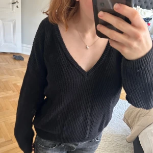 Svart stickad tröja från NA-KD - Säljer en svart stickad tröja från NA-KD med v-ringning. Tröjan har långa ärmar och en bekväm passform. Säljer pågrund av att jag inte längre använder den. Priset kan diskuteras vid snabb affär😊