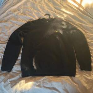 Svart tröja från Lyle & Scott - Säljer nu min helt nya Lyle & Scott tröja i äkta bomull, riktigt stilren som är sjukt skön. Aldrig använd pga för liten storlek för mig tyvärr.