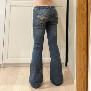 Lågmidjade bootcut jeans💕 - Från gamla Gina Tricot😻midja 37x2 cm, gren 19 o innerben 86 cm💕Jae 169 o xs-s o de är för små för mig fastän de är märkta W27/L34. Skulle alltså gissa på W24-liten 25. Obs lagning på baksidan lår och lite smutsiga på bensluten 
