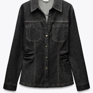 Svart jeansjacka med knappar - Snygg mörk blå nästan svart jeansskjorta med knappar framtill och två bröstfickor. Jackan har en klassisk krage och långa ärmar. Mycket elegant då den är figursydd. Perfekt för en stilren look. Lappar sitter kvar och kvitto finns. Aldrig använd. Köpt för 379kr på Zara säljs nu för 289kr. Strl Xs. Kan mötas upp i Helsingborg och även frakta. Vid intresse hör av er!💕