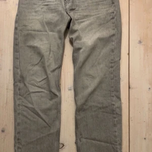 Grå jeans från Perfect Jeans - Snygga grå jeans från Perfect Jeans i storlek 38. Jättesköna och sitter bra 😊 