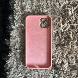 Rosa mobilskal iph 13 - Säljer ett stilrent rosa mobilskal. Skalet är enkelt och smidigt med en mjuk insida för extra skydd. Perfekt för att ge din mobil en fräsch look!