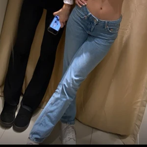 Ljusblå jeans - Ljusblåa jeans från Lager 157 i strl XS. Modellen heter Icon och är raka. Knappar istället för dragkedja. Använda flertalet gånger men i väldigt fint skick fortfarande