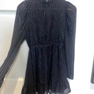 Svart klänning med blå mönster från Zara - Snygg svart klänning från Zara med  mönster i blått. Använd en gång. 