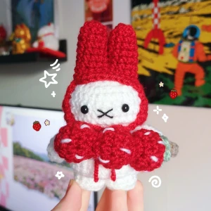 Tanghulu Miffy Figur 🍓🕊️ - Supersöt virkad Miffy med jordgubbsdessert och matchande röd luva. Perfekt dekoration på skrivbordet / hylla hos en Miffy älskare! Kan också göras till nyckelring  💌 FRI FRAKT IDAG 30/3 SKICKA ETT MEDDELANDE INNAN KÖP! Postas inom 2 dagar efter betalning 💛