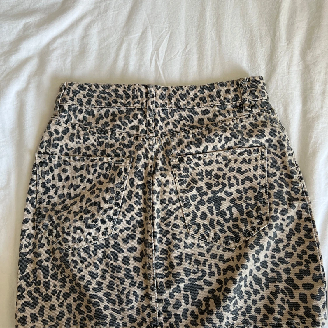 Leopardmönstrad kort jeanskjol  - 1