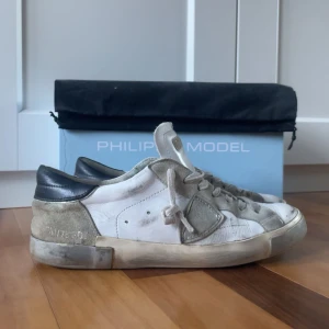 Philippe Model skor - Nu säljer vi dessa feta philippe models! Skolåda och dustbag ingår! De är självklart äkta och vid funderingar så hittar ni oss i DM! 🤩Skick: 7,5/10, storlek 41. 