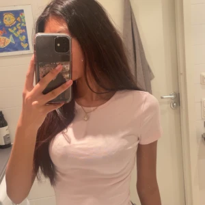 Ljusrosa tight t-shirt - Säljer en ljusrosa t-shirt med korta ärmar. Använder inte längre så vill sälja tröjan. Har använt få tal ggr